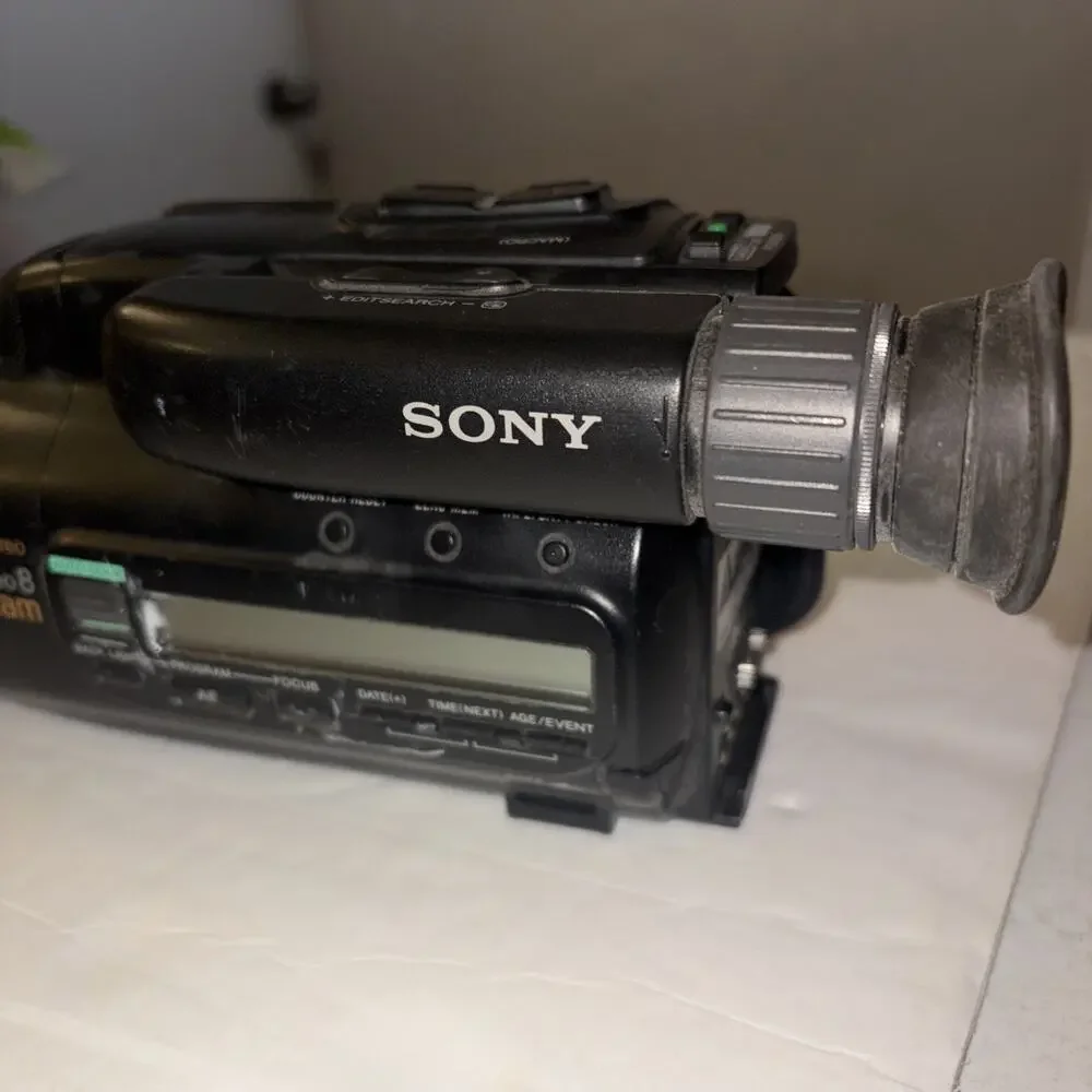 Sony CCD-FX630 Video8 HandyCam Camcorder Video Camera Untested Powers On Acc Inc